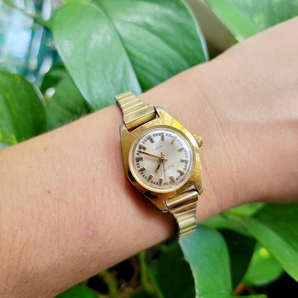 Vintage Timex Classic Gold & Silver Stretch Watch - Picture 3 of 6